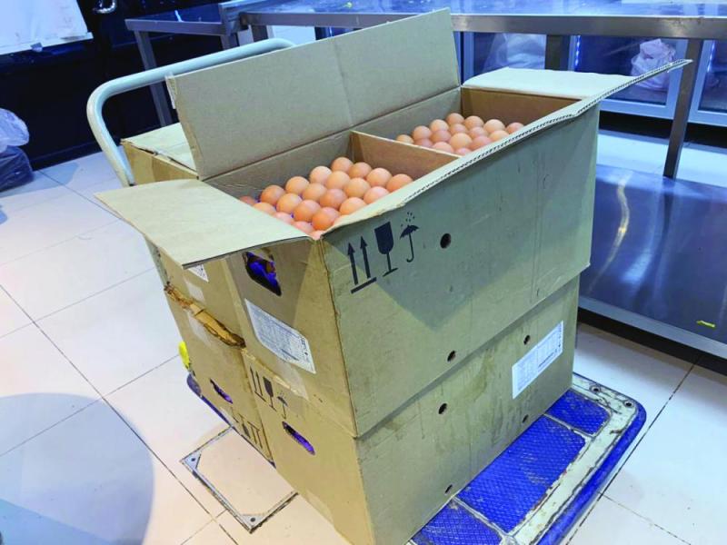 ضبط دواجن «مجهولة» وبيض منتهي الصلاحية بالقطيف