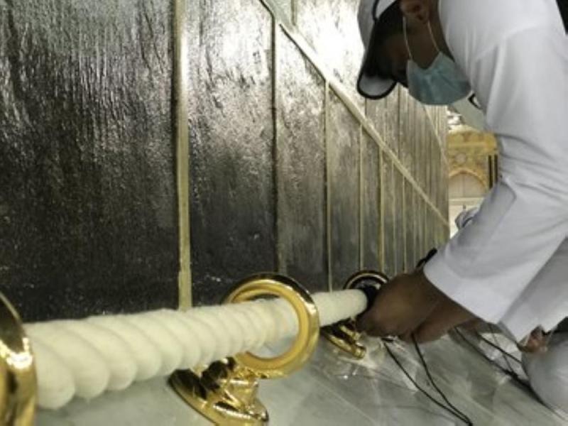 صور.. إسدال ثوب الكعبة بمشاركة ٤٠ مختصًا