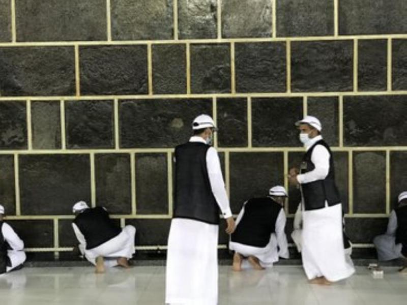 صور.. إسدال ثوب الكعبة بمشاركة ٤٠ مختصًا