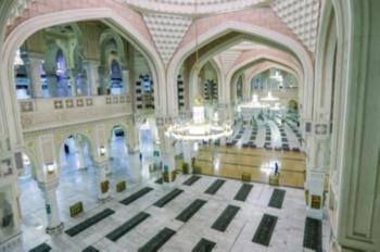فرش 9 آلاف سجادة في صحن المطاف وتوسعة الملك فهد