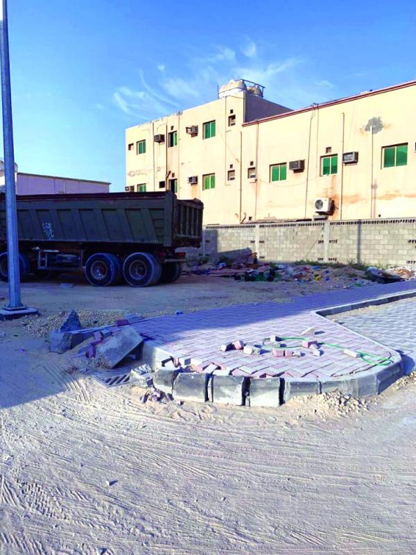 حي الضباب.. تحت حصار «الشاحنات» وتلال القمامة