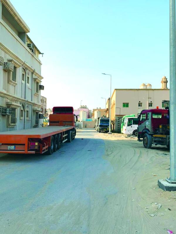 حي الضباب.. تحت حصار «الشاحنات» وتلال القمامة
