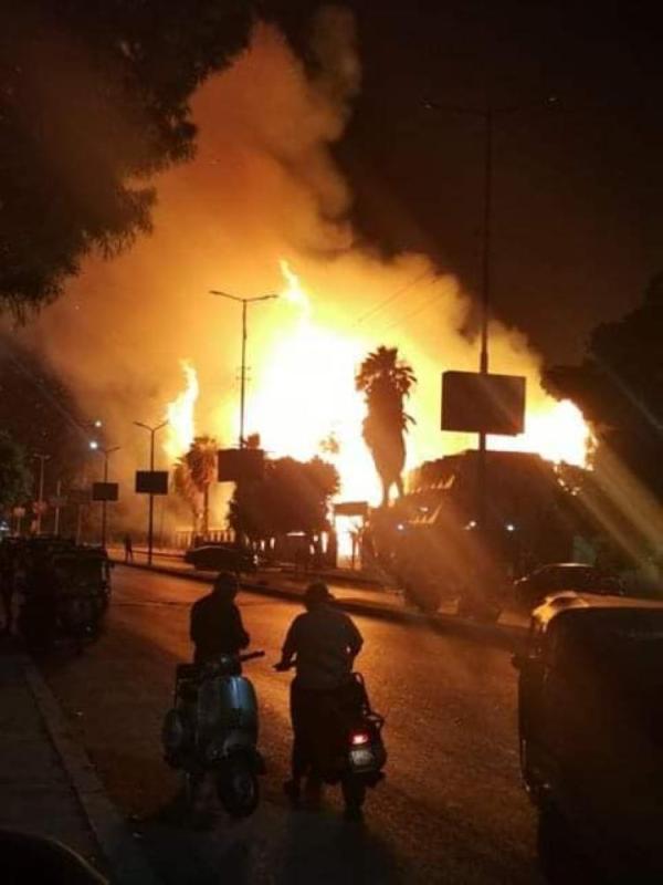 صور.. حريق هائل أمام حديقة بالقاهرة