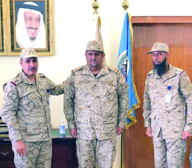 اللواء آل لجهر يقلد «العمري» رتبة «ملازم»