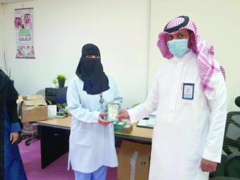 د. العمري يكرم «المخرق»