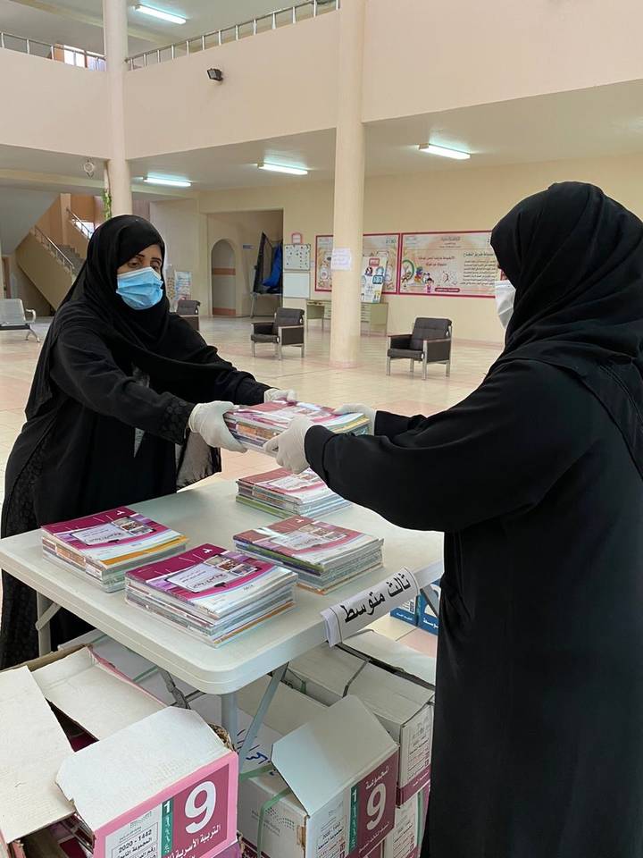 توزيع الكتب بمدارس الشرقية