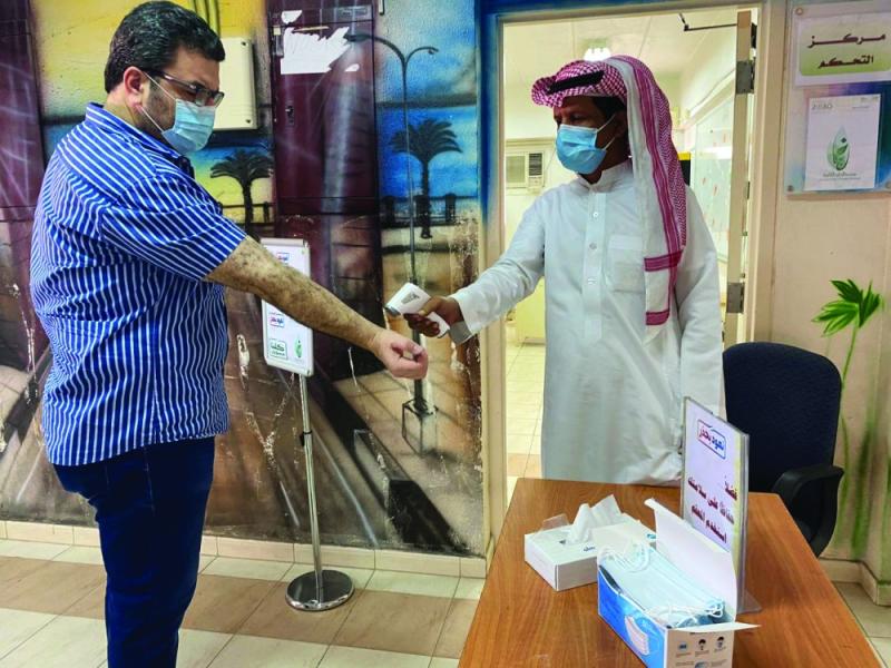 توزيع الكتب بمدارس الشرقية