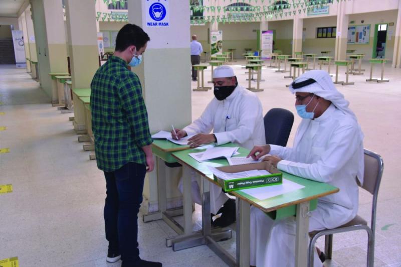 توزيع الكتب بمدارس الشرقية