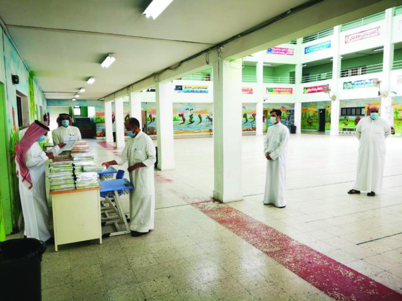توزيع الكتب بمدارس الشرقية