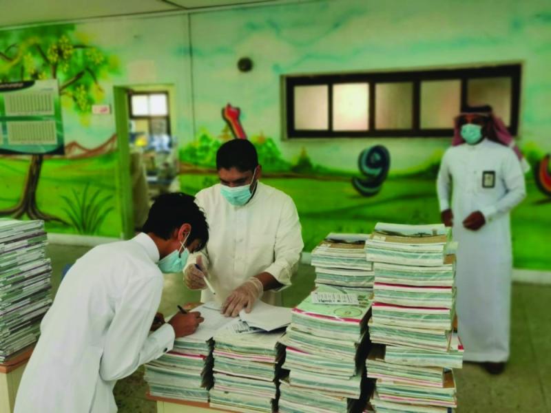 توزيع الكتب بمدارس الشرقية