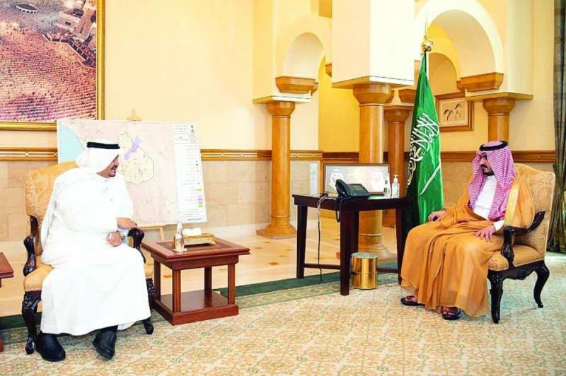 مناقشة تطوير منظومة خدمات «حج 42»