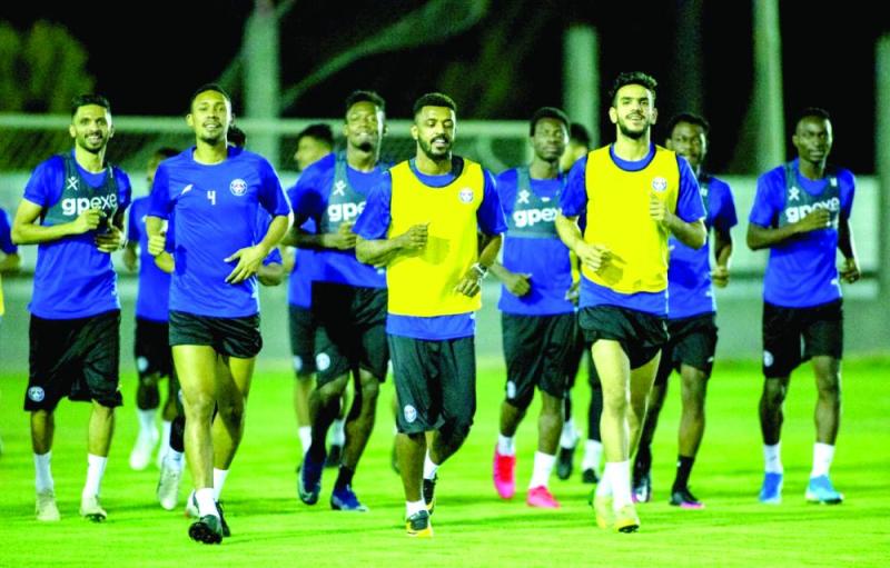 المضحي يرفع معنويات لاعبي العدالة