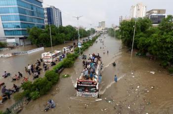 وفاة العشرات جراء موجة أمطار غزيرة في كراتشي