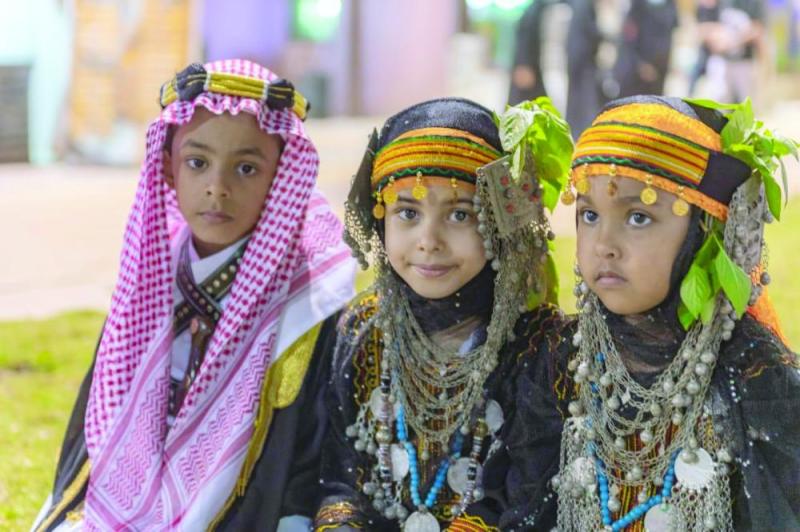 الأزياء التراثية..
جمال وبهجة تحاكي حياة الأجداد