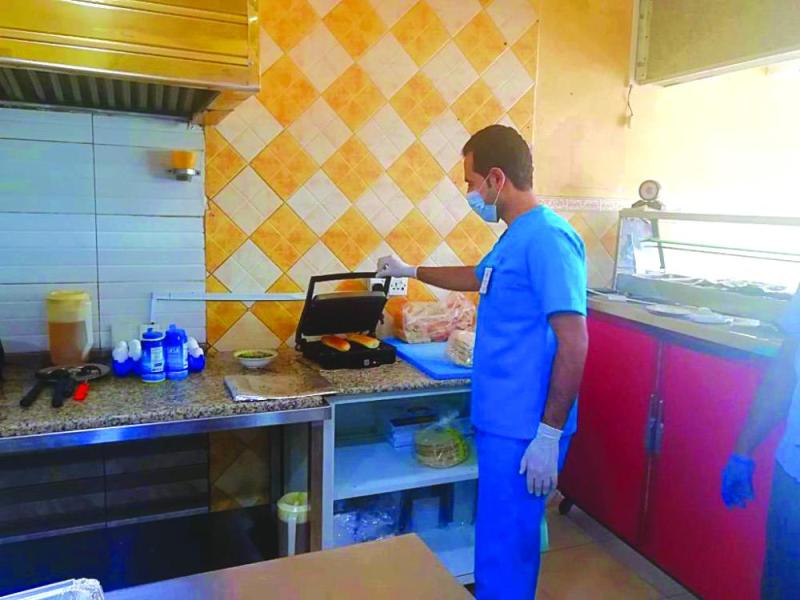 34 مخالفة احترازية بالأسواق في يوم