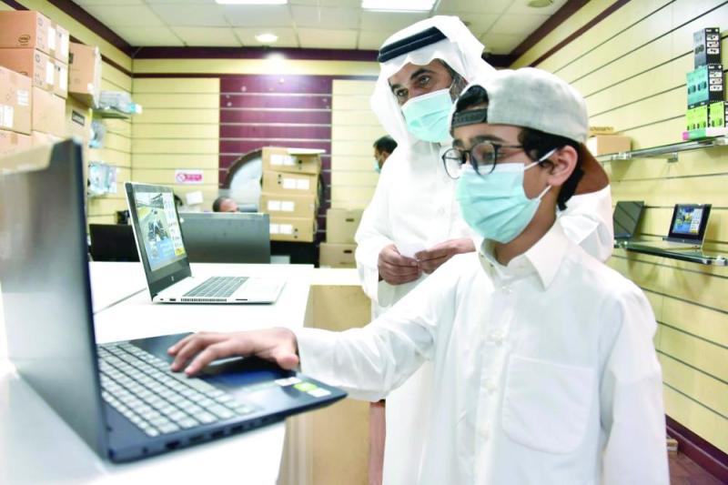 سباق «الساعات الأخيرة» يقفز بأسعار الحاسبات