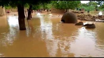 فيضانات النيجر تجبر 225 ألف شخص على ترك منازلهم