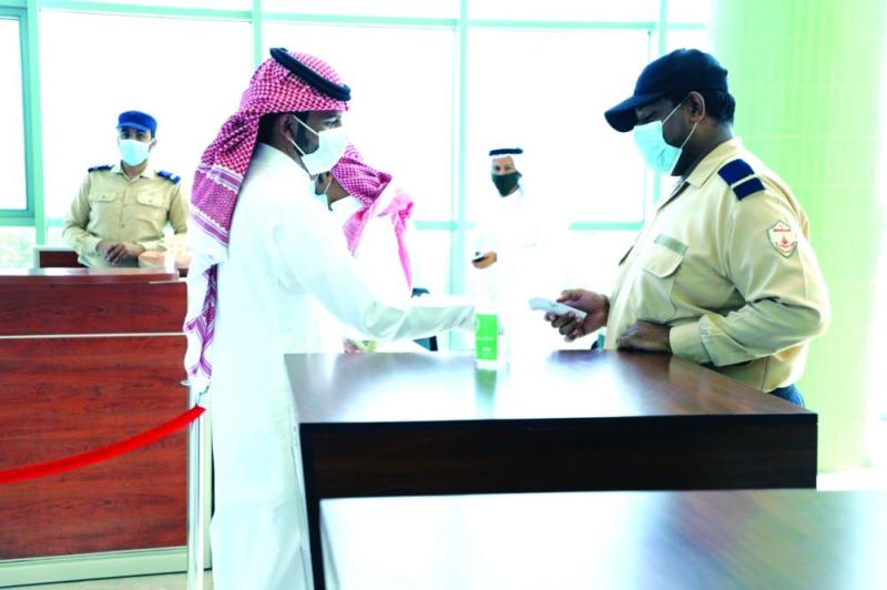 وسط إجراءات صارمة.. موظفو القطاع العام يعودون لأعمالهم
