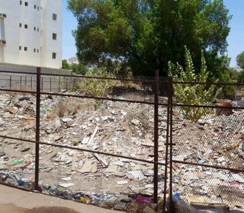 مكة ..إلزام مُلَّاك الأراضي في حي الضيافة برفع المخلفات
