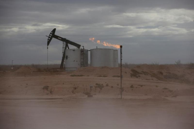 النفط يصعد بفعل توقعات انخفاض المخزون