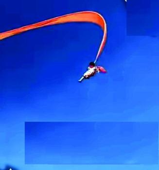طائرة ورقية تسحب طفلة إلى السماء