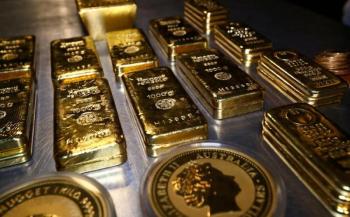 الذهب يهبط عن ذروة أسبوعين مع انتعاش الدولار
