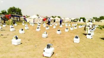 مركز الملك سلمان يضيء مخيمات نازحي مأرب بـ«مصابيح شمسية»