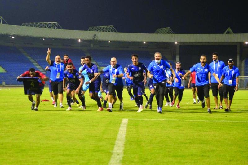 الباطن يحتفل بصعوده بثنائية الجيل