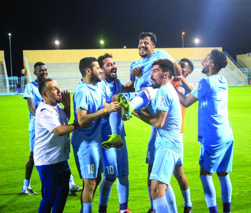 الباطن يحتفل بصعوده بثنائية الجيل