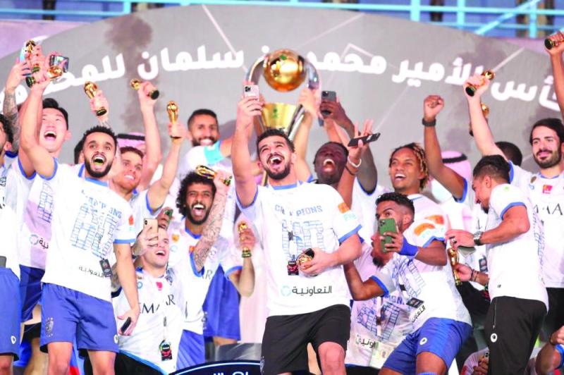 يا هلال من يجاريك