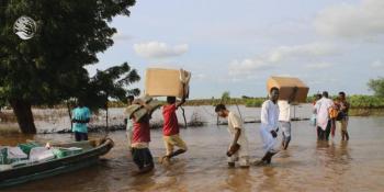 مركز الملك سلمان: توزيع 1000 كرتون تمور لمتضرري السيول بالسودان
