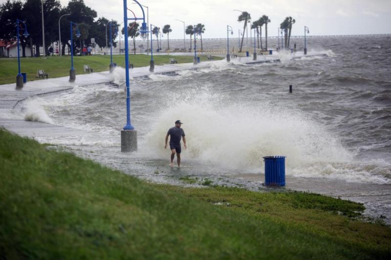 الإعصار سالي يتحرك صوب ساحل الخليج الأمريكي ويهدد بسيول كارثية