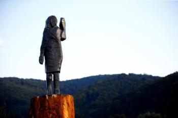 مخربون حرقوا الأصلي. .سلوفينيا تضع تمثالا جديدا لميلانيا ترامب
