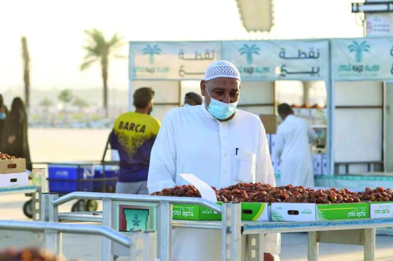 موسم عنيزة للتمور.. أجواء صحية مثالية