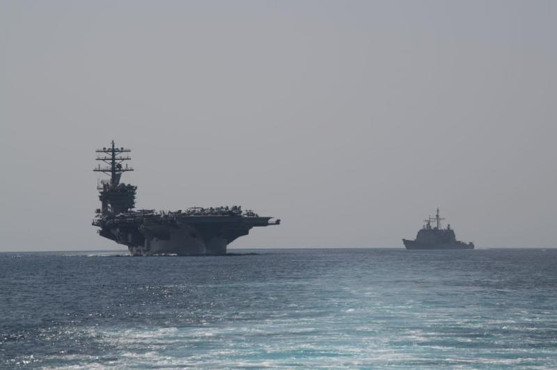 البحرية الأمريكية: إدخال حاملة طائرات وبارجات عبر «هرمز»