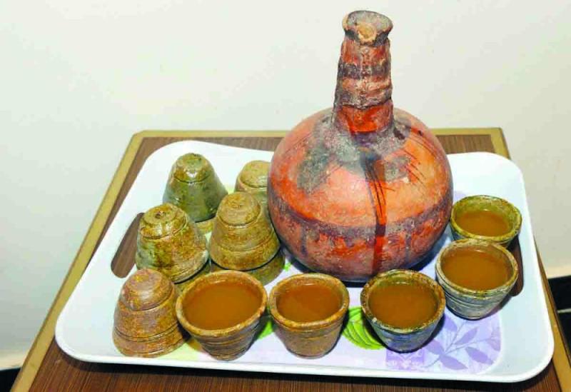 «الدلة الفخارية» عنوان محبي القهوة العربية