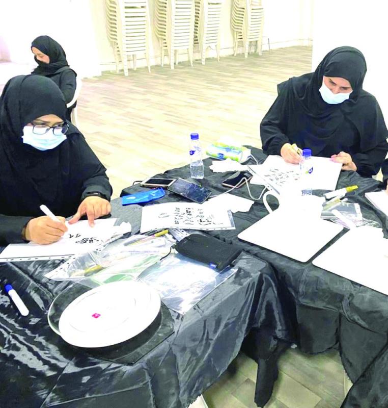20 متدربة بورشة «حروفيات زخرفية»