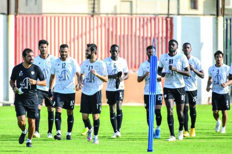 الشباب يؤدي تدريبات اليوم المتكامل