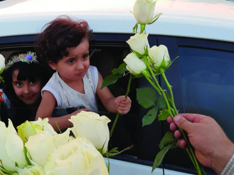 توزيع الورود والهدايا على الأطفال