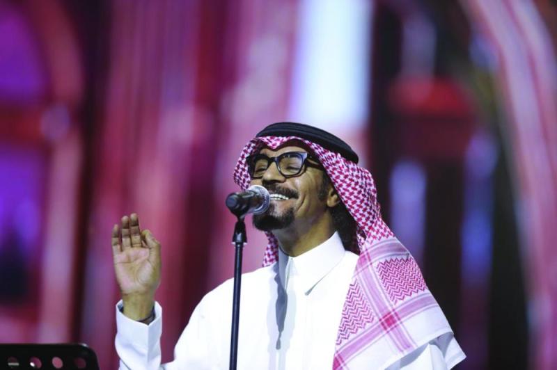 رابح صقر.. يخطف الأنظار بأغانيه في حب الوطن
