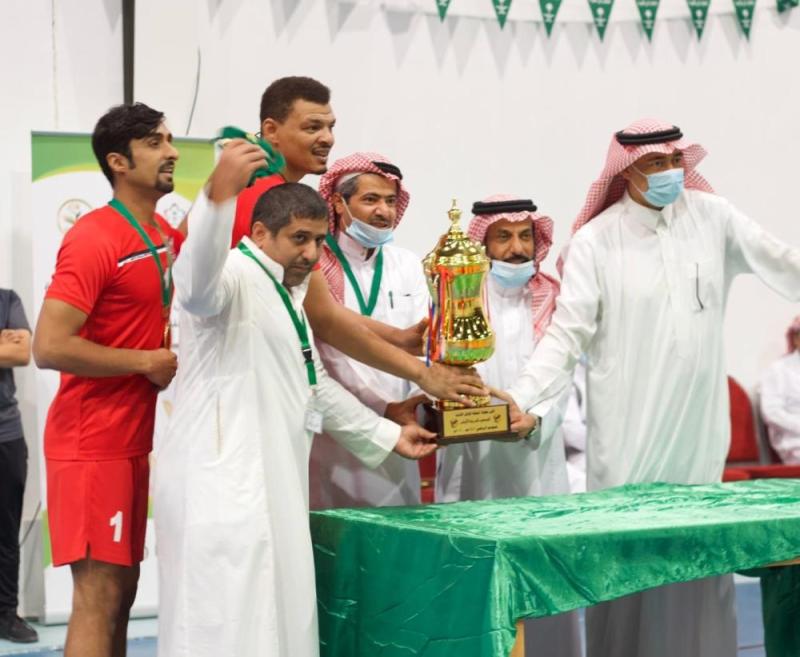 الرائد والاتفاق يصعدان لأولى الطائرة