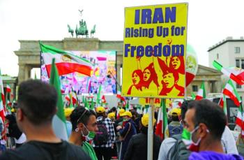 الإيرانيون يسخرون من خامنئي ويصفونه بالفاسد والدجال