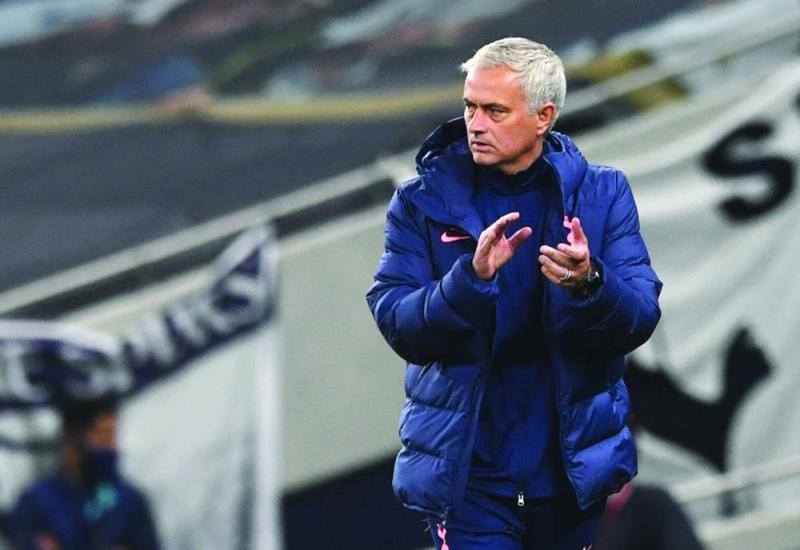 مورينيو يطالب بحماية لاعبي توتنهام