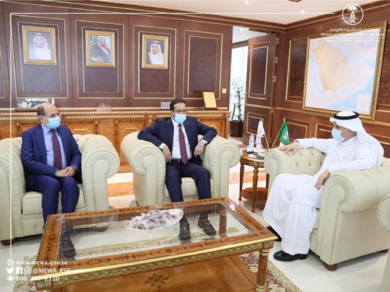 'الفضلي' يبحث مع وزير الزراعة اليمني مكافحة الجراد