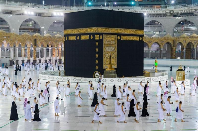 1000 معتمر يطوفون حول الكعبة المشرفة
