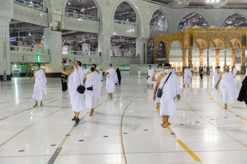 1000 معتمر يطوفون حول الكعبة المشرفة