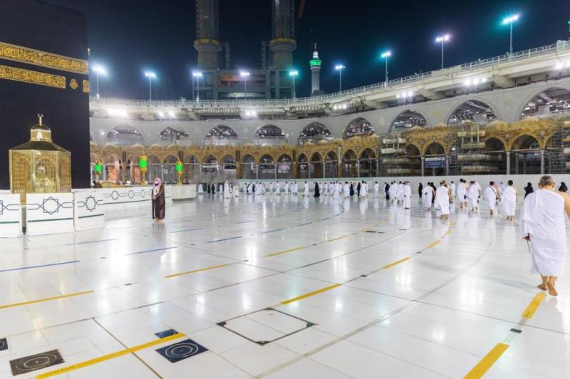 1000 معتمر يطوفون حول الكعبة المشرفة