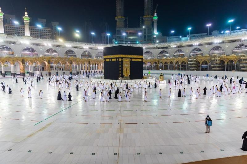 1000 معتمر يطوفون حول الكعبة المشرفة