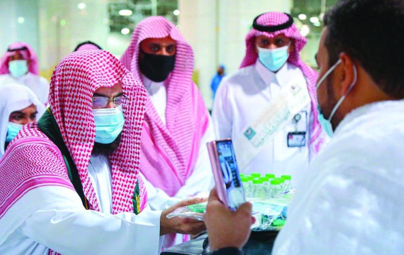 إهداء المعتمرين «كمامات ومعقمات»