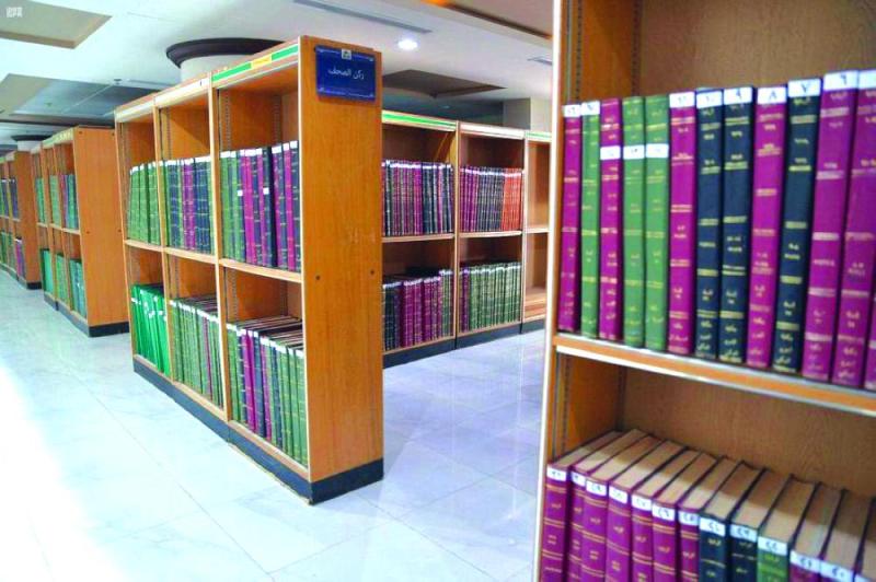 30 زائرا لمكتبة الحرم المكي في الساعة